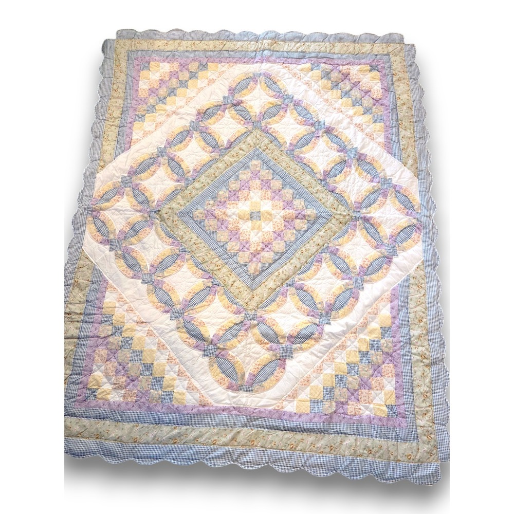 Vintage Hand Quilted Diamond Wedding Ring Quilt Scalloped Pastel Twin 64x83